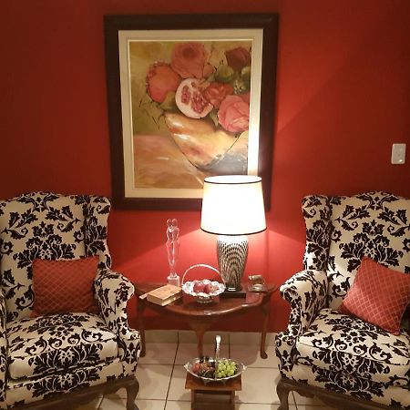 Michael-Angelo Guest House Потчефструм Екстериор снимка
