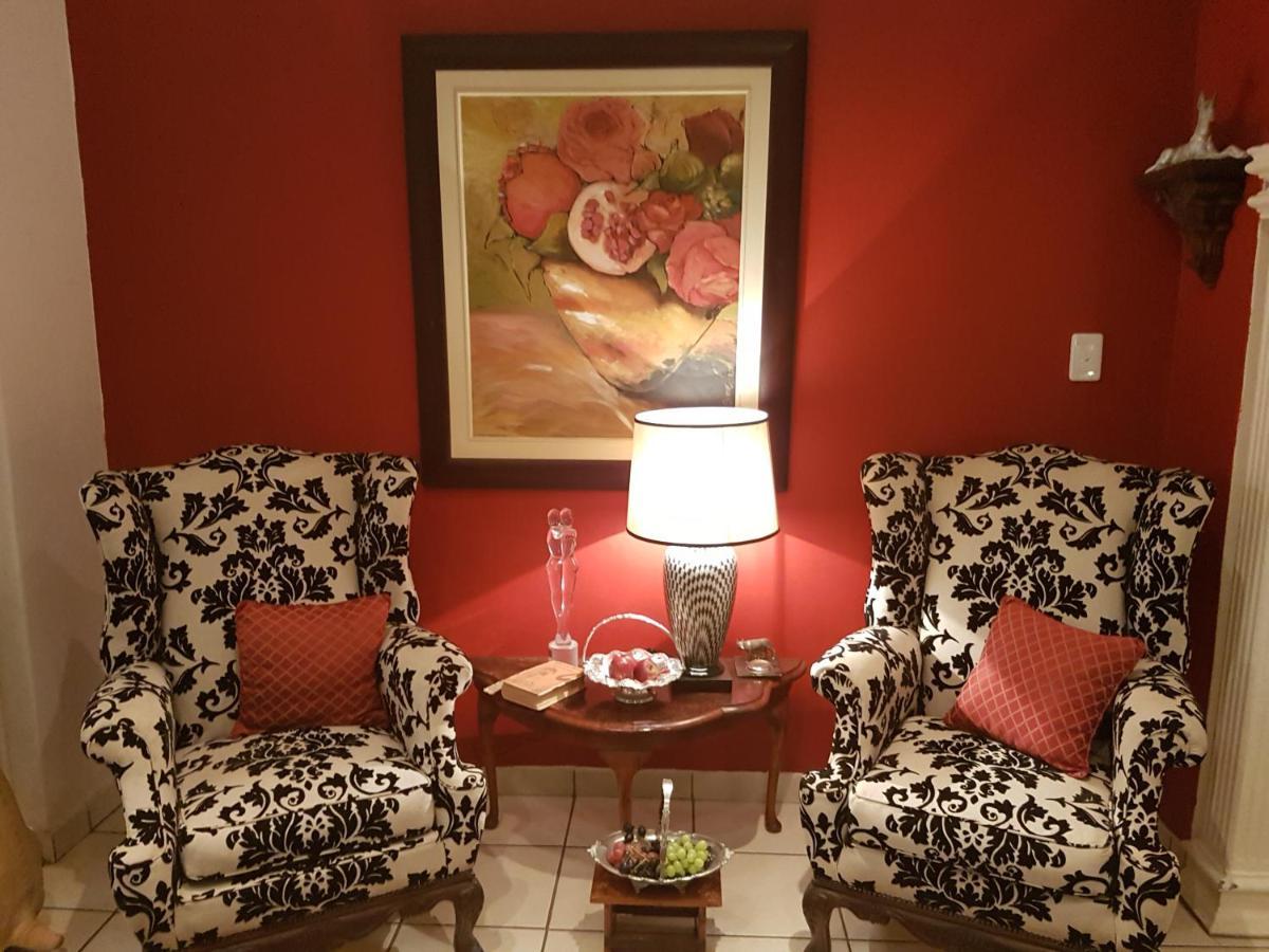 Michael-Angelo Guest House Потчефструм Екстериор снимка