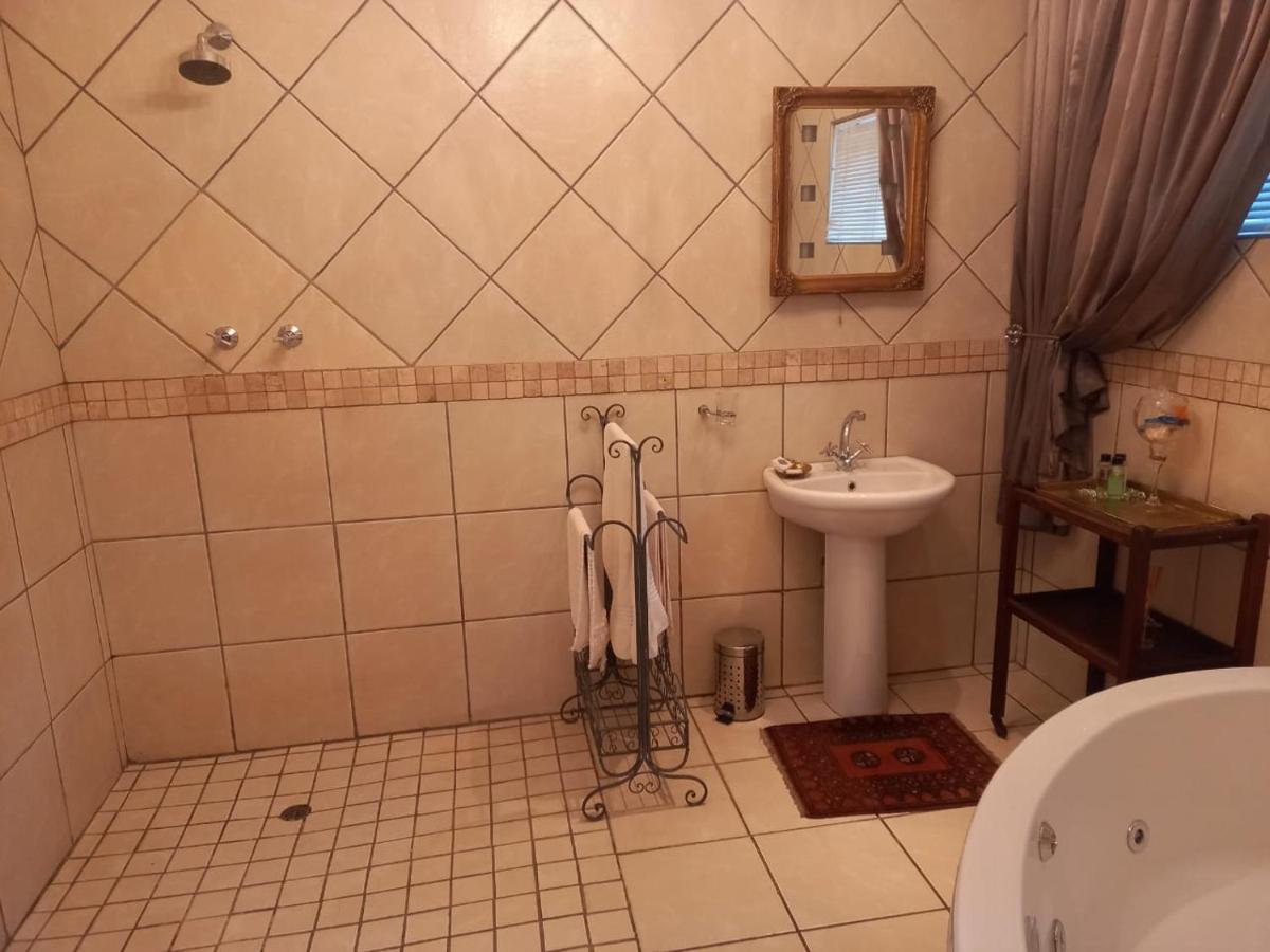 Michael-Angelo Guest House Потчефструм Екстериор снимка