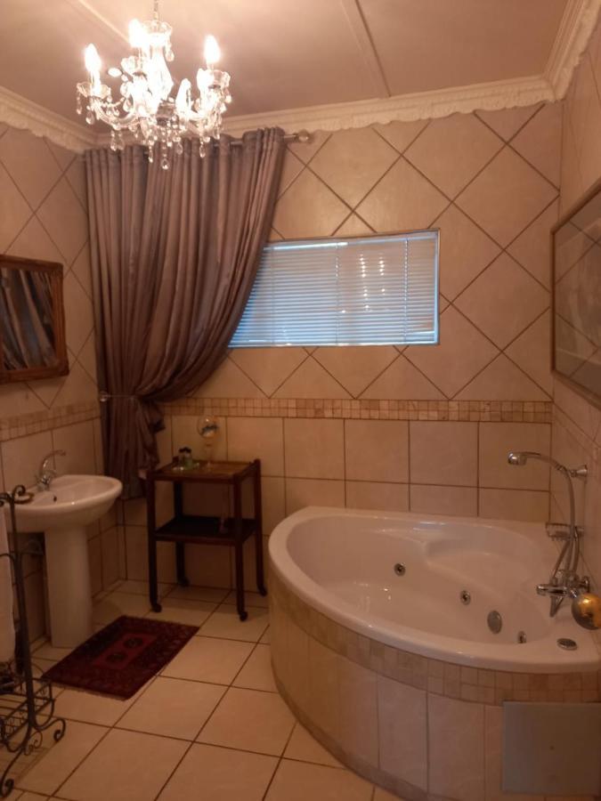 Michael-Angelo Guest House Потчефструм Екстериор снимка