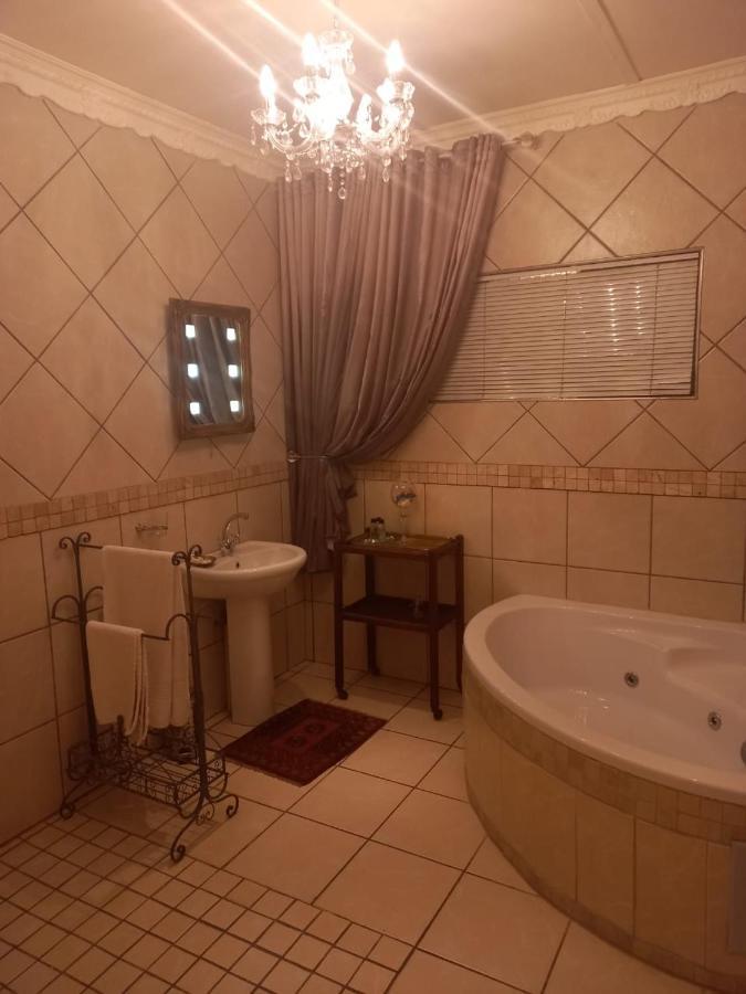 Michael-Angelo Guest House Потчефструм Екстериор снимка