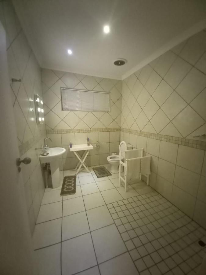 Michael-Angelo Guest House Потчефструм Екстериор снимка